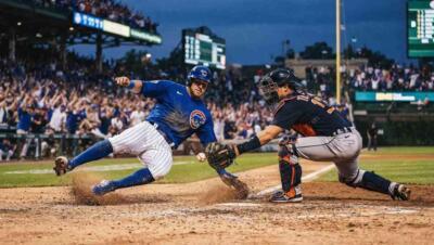 Duelo de béisbol entre Chicago y Detroit en un estadio lleno, con acción intensa en el campo.